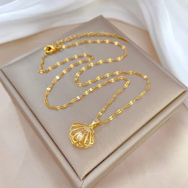 Elegant French Hollow Pearl Pendant Necklace Light Luxury Style