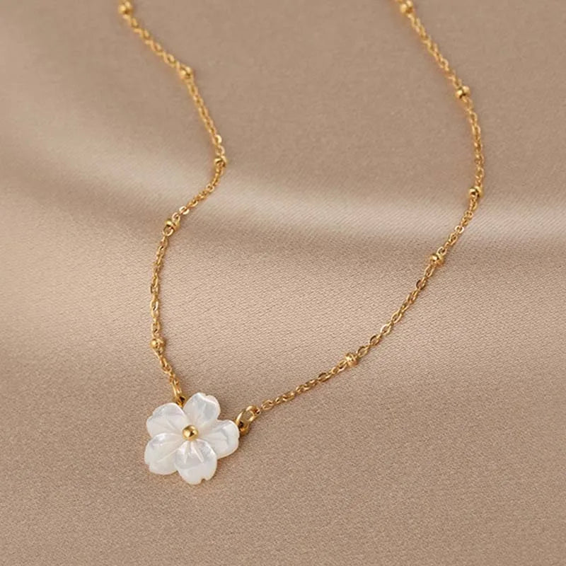 Vintage Flower Heart Pendant Necklace Gold Women Jewelry