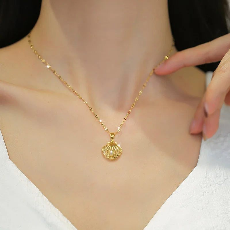 Elegant French Hollow Pearl Pendant Necklace Light Luxury Style
